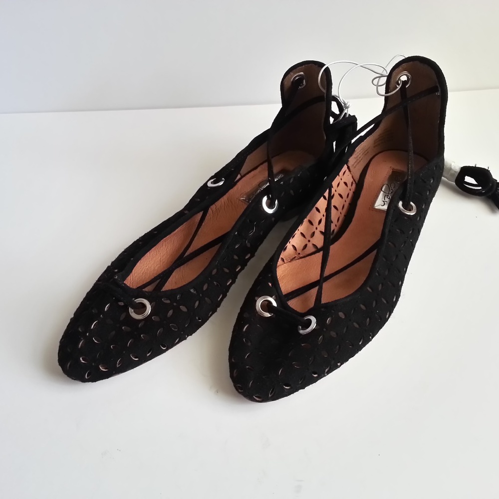 NWOB Halogen | Laser cut leather Ghille flat sz 6